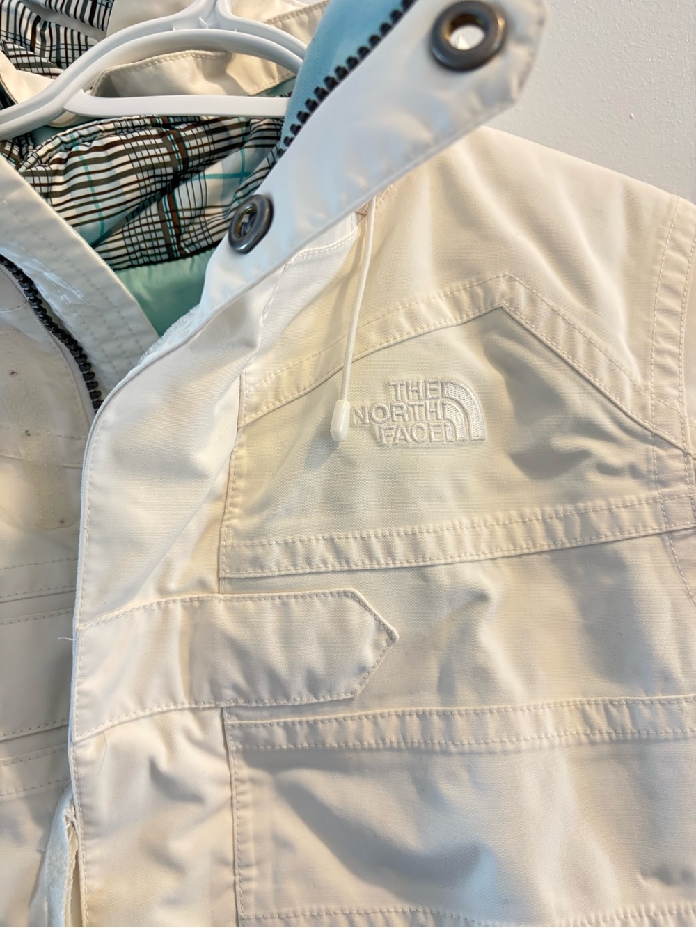 The North Face Women's White Hooded Snow Winter Jacket - Picture 4 of 10